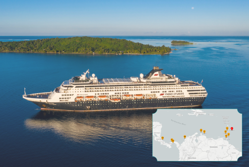 Ein großes Kreuzfahrtschiff der Reederei nicko Cruises fährt auf ruhigem, blauem Wasser, mit einer grünen, bewaldeten Insel im Hintergrund. Das Schiff ist weiß und dunkelblau lackiert, mit mehreren Decks und Rettungsbooten an der Seite. Im Bild ist zudem eine kleine Karte eingeblendet, welche die Route der Kreuzfahrt in der Karibik zeigt.