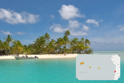 Idyllischer tropischer Strand mit weißen Sand, türkisblauem Wasser und zahlreichen Palmen unter einem sonnigen Himmel; ein kleines Boot liegt nahe am Ufer. Unten rechts ist eine kleine Karte eingeblendet, auf der mehrere markierte Punkte die Route der Kreuzfahrt durch eine Inselregion anzeigen.