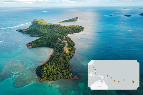 Luftaufnahme einer tropischen, dicht bewachsenen Insel mit geschwungener Küstenlinie, umgeben von türkisblauem Meer und hellen Sandbänken; kleinere Inseln liegen im Hintergrund. Unten rechts ist eine kleine Karte eingeblendet, auf der mehrere markierte Punkte die Route der Kreuzfahrt durch eine Inselregion darstellen.