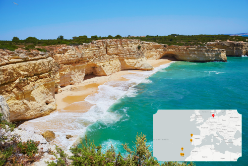Eine steile Felsklippe mit natürlichen Höhlen über einem sandigen Strand an türkisfarbenem Wasser. Die Brandung schlägt sanft gegen den Strand, im Hintergrund ist grüne Vegetation auf der Klippe zu sehen. In der unteren rechten Ecke ist eine kleine Karte eingeblendet, welche die Route der Kreuzfahrt in Südeuropa markiert.